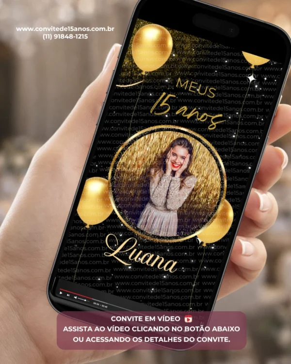 Convite animado preto e dourado para 15 anos com foto personalizada, balões dourados, brilho sofisticado e design elegante para debutante.