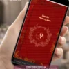 Convite Animado Vermelho para 15 anos exibido em smartphone, com capa inspirada em livro clássico, detalhes ornamentais dourados, monograma personalizado e animações elegantes em tons de vermelho e dourado.