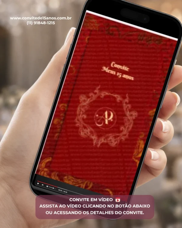 Convite Animado Vermelho para 15 anos exibido em smartphone, com capa inspirada em livro clássico, detalhes ornamentais dourados, monograma personalizado e animações elegantes em tons de vermelho e dourado.