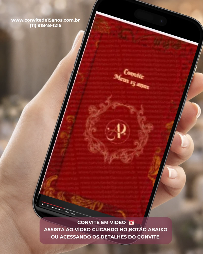 Convite Animado Vermelho para 15 anos exibido em smartphone, com capa inspirada em livro clássico, detalhes ornamentais dourados, monograma personalizado e animações elegantes em tons de vermelho e dourado.