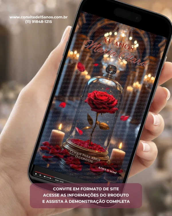 Capa do Convite de 15 Anos A Bela e a Fera inspirada no clássico conto de fadas. A arte apresenta uma rosa vermelha encantada protegida por uma redoma de vidro, cercada por pétalas espalhadas e velas acesas que criam uma atmosfera romântica e sofisticada. Ao fundo, luzes douradas desfocadas reforçam o clima mágico e elegante da celebração. O convite possui animações, trilha sonora e abertura interativa em formato digital.