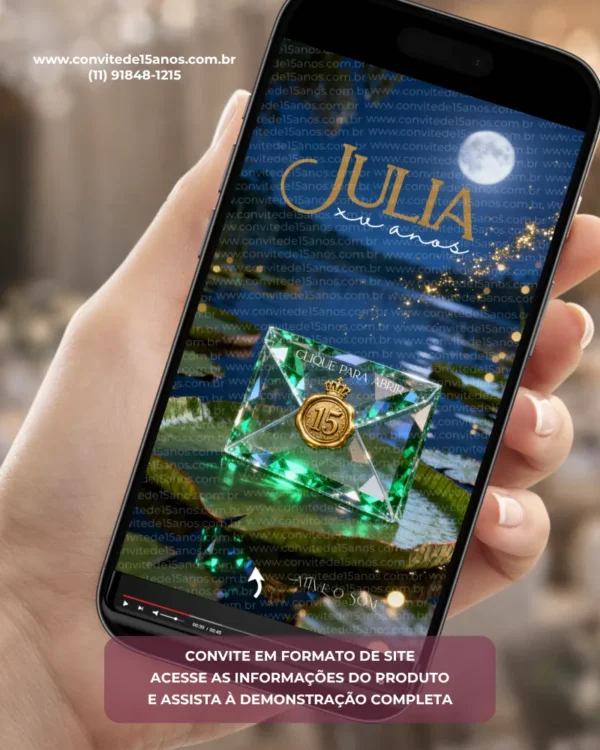 Capa do Convite de 15 Anos A Princesa e o Sapo em formato digital interativo. A arte apresenta um elegante envelope em formato de cristal esmeralda com lacre dourado de 15 anos coroado, inspirado no universo encantado de Nova Orleans. Ao fundo, um cenário noturno com lago iluminado, reflexos cintilantes, lua cheia e tons de verde esmeralda criam uma atmosfera mágica e sofisticada. O convite convida os convidados a abrir o envelope virtual e iniciar uma experiência encantadora.