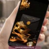 Capa do Convite de 15 Anos Baile de Máscaras em formato digital interativo. A arte apresenta uma elegante máscara veneziana dourada sobre um cenário sofisticado em tons de preto e dourado, iluminado por lustres luxuosos e brilhos cintilantes. Ao centro, um envelope digital preto com selo dourado convida os convidados a abrir o convite. A composição transmite glamour, mistério e requinte, criando a atmosfera perfeita para uma celebração inspirada nos tradicionais bailes de máscaras.