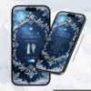 Tela de Dress Code e Sugestão de Presente do Convite de 15 Anos Baile de Inverno em formato digital interativo. A arte apresenta uma sofisticada moldura ornamentada com cristais, arabescos prateados e flocos de neve delicados sobre um elegante fundo azul. Em uma das telas são exibidas as orientações de vestimenta para os convidados, enquanto a outra reúne sugestões de presentes. Os detalhes inspirados em gelo, neve e cristais criam uma atmosfera mágica e refinada, perfeita para uma celebração inspirada nos encantadores bailes de inverno.
