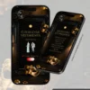 Tela de dress code e sugestões de presente do Convite de 15 Anos Baile de Máscaras em formato digital interativo. O design elegante em preto e dourado apresenta máscaras venezianas ornamentadas, iluminação sofisticada e detalhes luxuosos que remetem aos tradicionais bailes de máscaras. A primeira tela exibe orientações de vestimenta social e cores não recomendadas, enquanto a segunda apresenta uma lista de sugestões de presentes. O conjunto cria uma experiência refinada, misteriosa e glamourosa para os convidados.