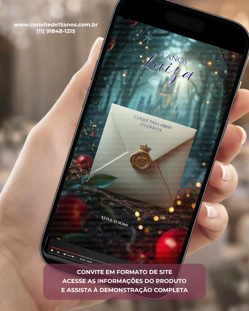 Capa do Convite de 15 Anos Branca de Neve em formato digital interativo. A arte apresenta um elegante envelope branco selado com um brasão dourado de 15 anos, sobre um cenário encantado inspirado nos contos de fadas. Ao fundo, uma floresta mágica iluminada por luzes douradas cria uma atmosfera sofisticada e misteriosa, remetendo ao universo da Branca de Neve. O convite combina elementos clássicos, realeza e delicadeza para uma celebração inesquecível.