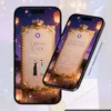 Tela de Dress Code e Sugestões de Presente do Convite de 15 Anos Enrolados inspirada no universo mágico de Rapunzel. O design apresenta uma elegante moldura dourada ornamentada, coroa real no topo e um cenário encantador iluminado por lanternas flutuantes. Em uma das telas são exibidas as orientações de vestimenta para os convidados e, na outra, sugestões de presentes. Os tons de lilás, dourado e a atmosfera romântica remetem ao clássico conto de fadas, criando uma experiência sofisticada e encantadora.