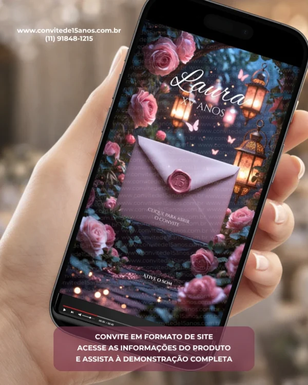 Capa do Convite de 15 Anos Jardim Noturno em formato digital interativo. O design apresenta um cenário romântico com rosas delicadas em tons de rosa, lanternas iluminadas e borboletas suaves que criam uma atmosfera mágica ao entardecer. A composição transmite elegância, encanto e um toque de fantasia, perfeita para celebrar uma noite inesquecível de debutante.