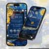 Parte interna do Convite de 15 Anos Van Gogh Noite Estrelada em formato digital interativo. O design é inspirado na famosa obra de Vincent van Gogh, apresentando pinceladas artísticas em tons de azul, dourado e amarelo, além de estrelas brilhantes e detalhes cintilantes. A tela reúne as principais informações da festa, como data, horário e acessos interativos para localização, dress code e confirmação de presença, criando uma experiência elegante e repleta de personalidade.