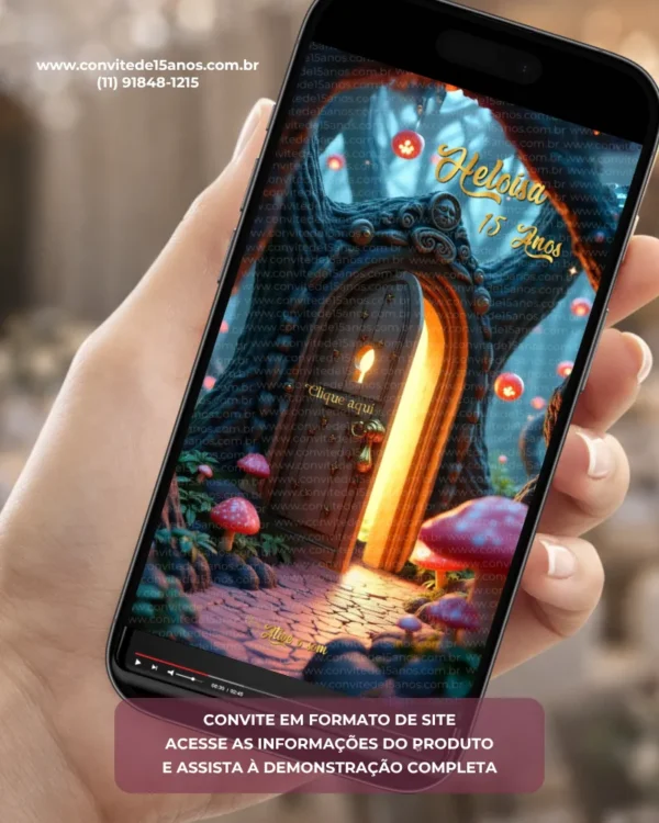 Capa de convite digital para aniversário de 15 anos inspirado em Alice no País das Maravilhas. A arte apresenta uma porta mágica iluminada em meio a uma floresta encantada, cercada por cogumelos, lanternas suspensas e elementos fantásticos. O cenário possui tons de azul, dourado e laranja, criando uma atmosfera misteriosa e acolhedora que remete ao universo mágico de Alice.