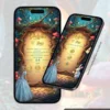 Página de Dress Code e Sugestão de Presente do Convite Alice no País das Maravilhas para Aniversário de 15 Anos. A arte apresenta um cenário encantado inspirado no universo de Alice, com moldura formada por raízes e galhos mágicos, cogumelos vermelhos, cartas de baralho espalhadas, iluminação suave e o Coelho Branco ao lado. O design reúne informações sobre o traje recomendado para a festa e sugestões de presentes, mantendo a atmosfera lúdica e fantástica característica do País das Maravilhas.