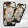 Tela de Dress Code e Sugestão de Presente do Convite de 15 Anos Alice no País das Maravilhas. O design apresenta molduras ornamentadas em estilo vintage cercadas por cartas de baralho, rosas vermelhas, relógio de bolso e elementos inspirados no universo mágico de Alice. Em uma tela são exibidas as orientações de vestimenta da festa, enquanto na outra aparecem sugestões de presentes para os convidados. A composição combina tons de vermelho, dourado, preto e marfim, criando um ambiente elegante e encantador.