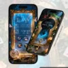 Convite digital de 15 anos inspirado em Alice no País das Maravilhas. A arte apresenta uma moldura dourada ornamentada com fundo azul iluminado, cartas de baralho espalhadas, relógio de bolso antigo e elementos mágicos que remetem ao universo encantado de Alice. Na lateral, a capa do convite exibe uma fechadura dourada cercada por flores, folhagens e uma chave dourada, criando uma atmosfera de fantasia, mistério e aventura.