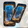 Tela de Dress Code e Sugestão de Presente do Convite de 15 Anos Alice no País das Maravilhas para Aniversário. O design apresenta molduras douradas ornamentadas com fundo azul iluminado, inspiradas em portais mágicos do universo de Alice. Elementos como cartas de baralho, relógios de bolso antigos e detalhes brilhantes reforçam a atmosfera encantada da temática. Em uma tela estão as orientações de vestimenta da festa e, na outra, sugestões de presentes para os convidados, tudo em um layout elegante e interativo.