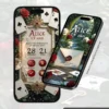 Tela principal do Convite de 15 Anos Alice no País das Maravilhas em formato digital interativo. O layout apresenta uma moldura ornamentada em estilo vintage cercada por rosas vermelhas, cartas de baralho e elementos clássicos inspirados na história de Alice. No centro estão as informações da festa, enquanto botões interativos permitem acessar dress code, localização, confirmação de presença e sugestão de presente. Ao lado, a capa do convite exibe um envelope selado em um cenário mágico com relógio de bolso, cartas e flores, remetendo ao universo encantado do País das Maravilhas.
