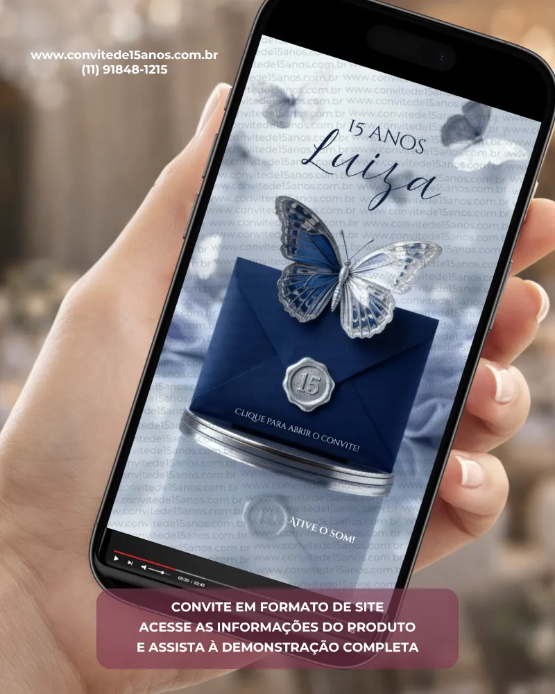 Capa do Convite de 15 Anos Borboleta Azul com elegante envelope azul-marinho, lacre prateado personalizado de 15 anos e uma delicada borboleta azul em destaque. O cenário sofisticado apresenta tons de azul e prata, criando uma atmosfera romântica, moderna e refinada.
