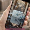 Capa do Convite de 15 Anos Interativo Premium Azul Serenity em formato digital para celular. A arte apresenta um elegante envelope azul serenity com lacre personalizado de 15 anos, posicionado sobre um fundo sofisticado com lustres iluminados, partículas brilhantes, folhagens azuladas e delicadas borboletas. O design transmite romantismo, requinte e modernidade, criando uma atmosfera encantadora para a celebração da debutante.