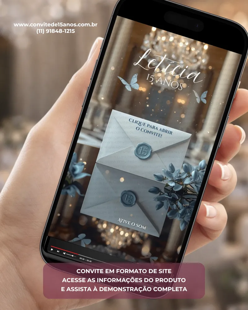 Capa do Convite de 15 Anos Interativo Premium Azul Serenity em formato digital para celular. A arte apresenta um elegante envelope azul serenity com lacre personalizado de 15 anos, posicionado sobre um fundo sofisticado com lustres iluminados, partículas brilhantes, folhagens azuladas e delicadas borboletas. O design transmite romantismo, requinte e modernidade, criando uma atmosfera encantadora para a celebração da debutante.