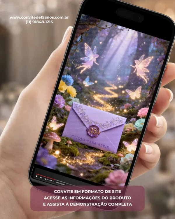 Capa do Convite de 15 Anos Jardim das Fadas com envelope lilás decorado por arabescos delicados, trilha de luz mágica, flores coloridas, cogumelos encantados e fadas brilhantes em um cenário de floresta encantada.