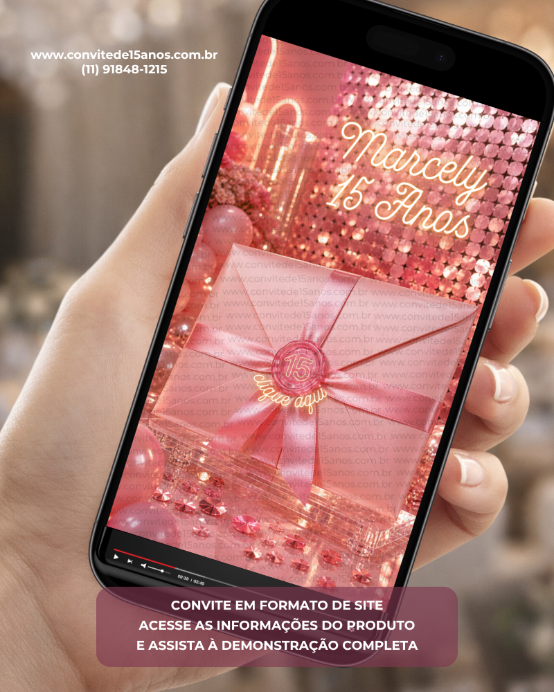 Convite Interativo Premium Festa na Piscina para aniversário de 15 anos com envelope digital rosa decorado por laço de cetim e lacre personalizado. O design apresenta tons de rosa, brilho, lantejoulas e detalhes glamourosos que proporcionam uma abertura elegante e interativa para os convidados.
