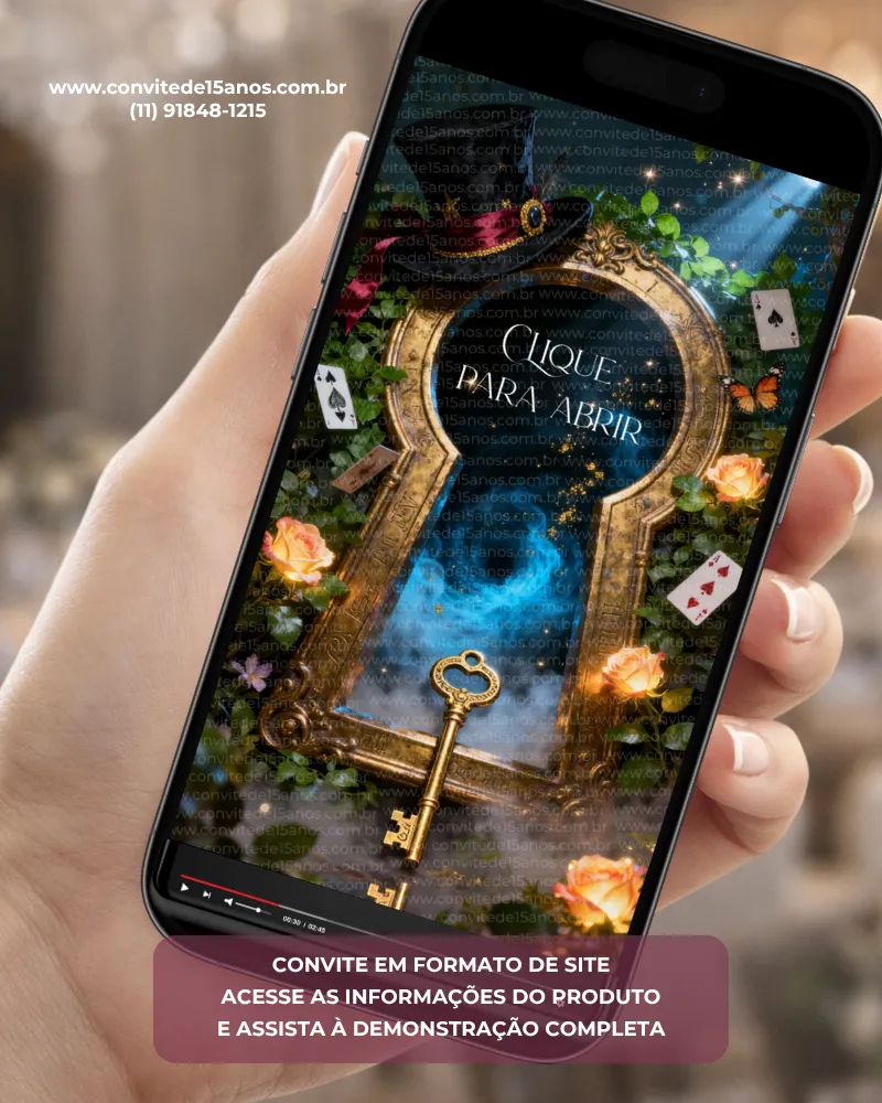 Capa do Convite para Aniversário de 15 Anos Alice no País das Maravilhas em formato digital interativo. A arte apresenta uma elegante porta em formato de fechadura dourada que revela um cenário mágico ao fundo, cercado por rosas, cartas de baralho, borboletas e uma chave dourada. O design remete ao universo encantado de Alice no País das Maravilhas, criando uma atmosfera de fantasia, mistério e aventura. Ao centro, a mensagem convida os convidados a abrir o convite e descobrir todos os detalhes da celebração.