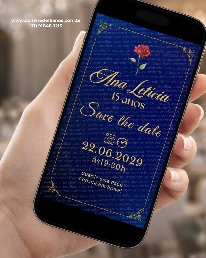 Save the Date de 15 anos A Bela e a Fera com rosa vermelha, fundo azul, detalhes dourados e data da celebração.