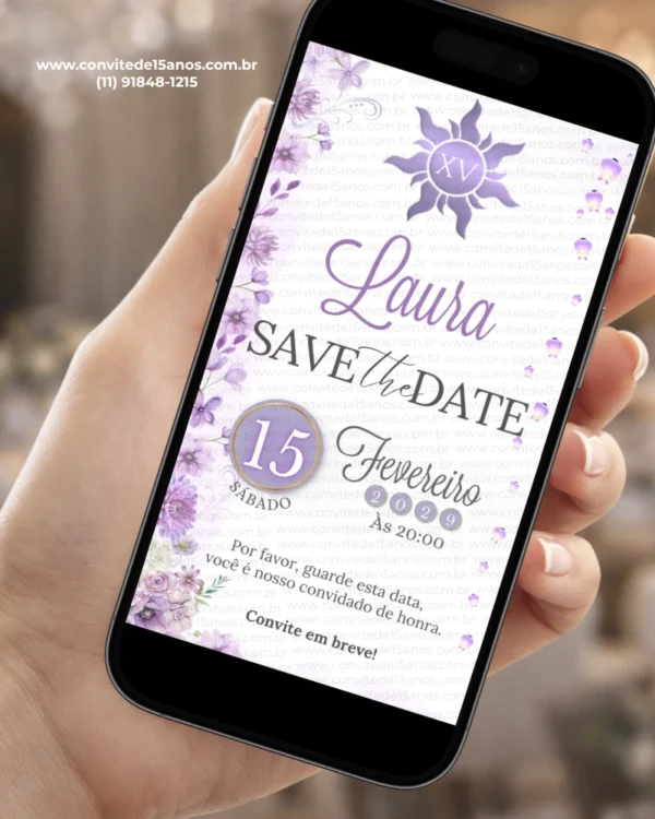 Save the Date de 15 Anos Enrolados com flores lilás, símbolo do sol, lanternas flutuantes e detalhes em roxo.