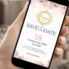 Save the Date de 15 anos rosa, com flores delicadas em tons de rosa, detalhes dourados e design elegante para festa de debutante.