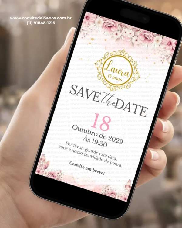 Save the Date de 15 anos rosa, com flores delicadas em tons de rosa, detalhes dourados e design elegante para festa de debutante.