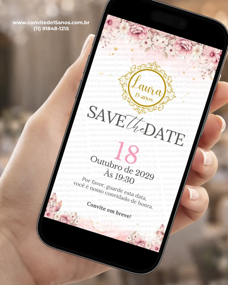 Save the Date de 15 anos rosa, com flores delicadas em tons de rosa, detalhes dourados e design elegante para festa de debutante.