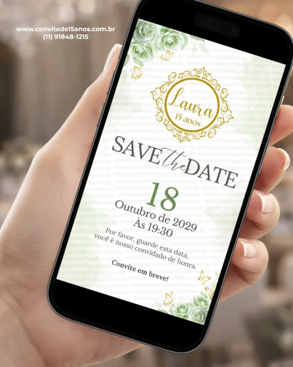 Save the Date de 15 anos verde com flores verdes, detalhes dourados, borboletas e moldura ornamental.