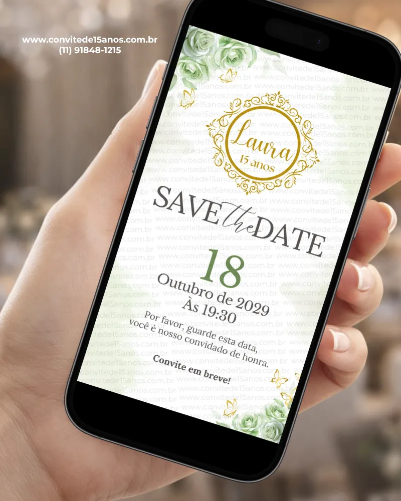 Save the Date de 15 anos verde com flores verdes, detalhes dourados, borboletas e moldura ornamental.