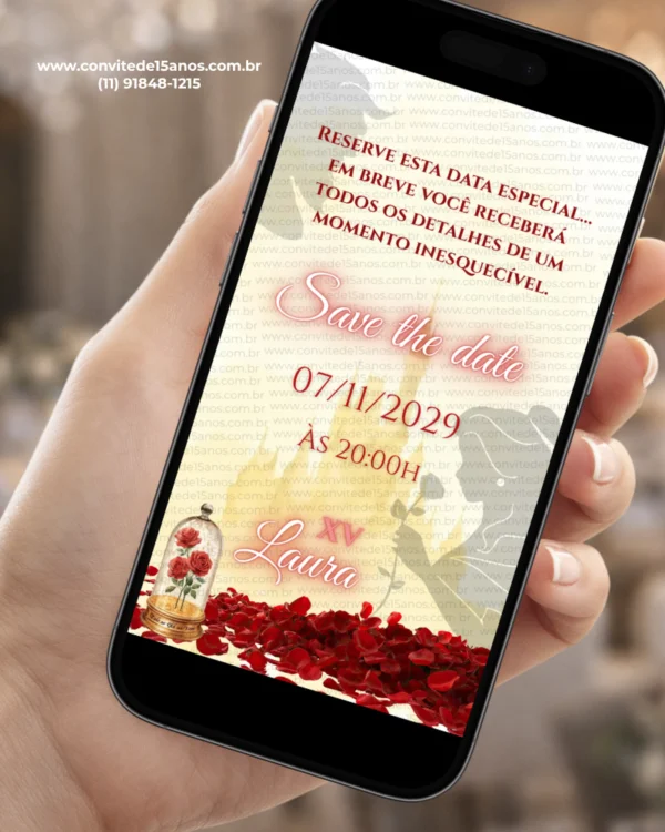 Save the Date Digital A Bela e a Fera para 15 Anos com rosa encantada, pétalas de rosas vermelhas e detalhes em vermelho e dourado.
