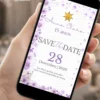 Save the Date Digital Enrolados para 15 Anos com flores lilás, lanternas flutuantes, símbolo do sol e data da festa.