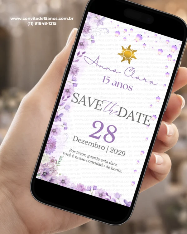 Save the Date Digital Enrolados para 15 Anos com flores lilás, lanternas flutuantes, símbolo do sol e data da festa.