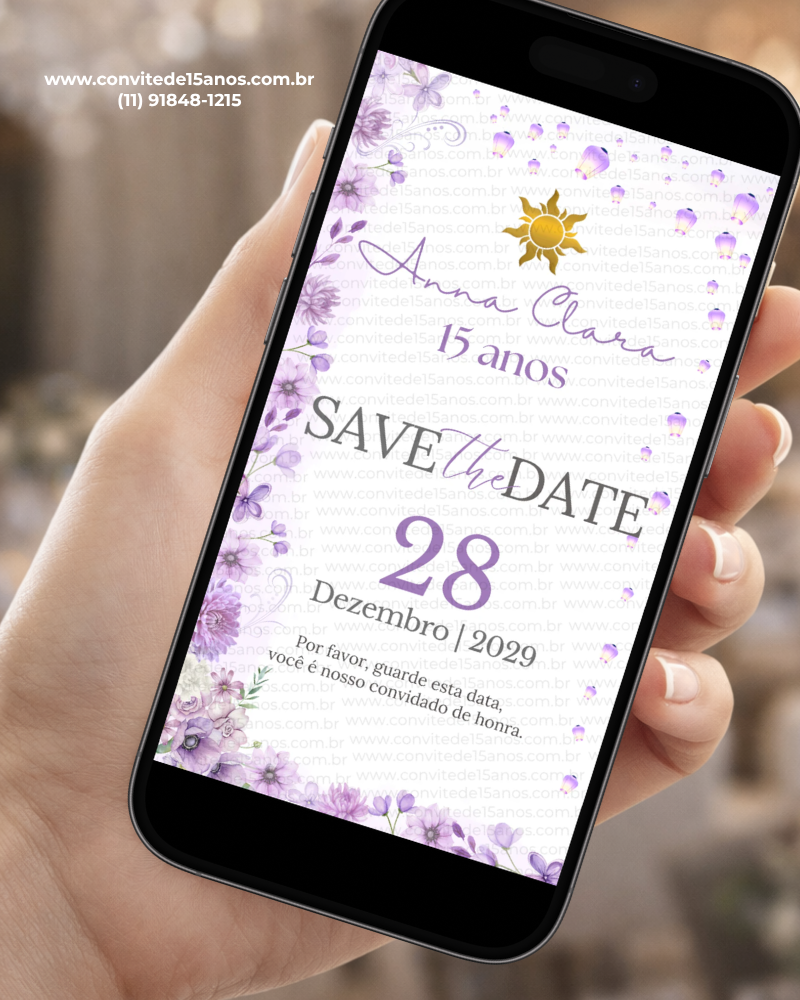 Save the Date Digital Enrolados para 15 Anos com flores lilás, lanternas flutuantes, símbolo do sol e data da festa.