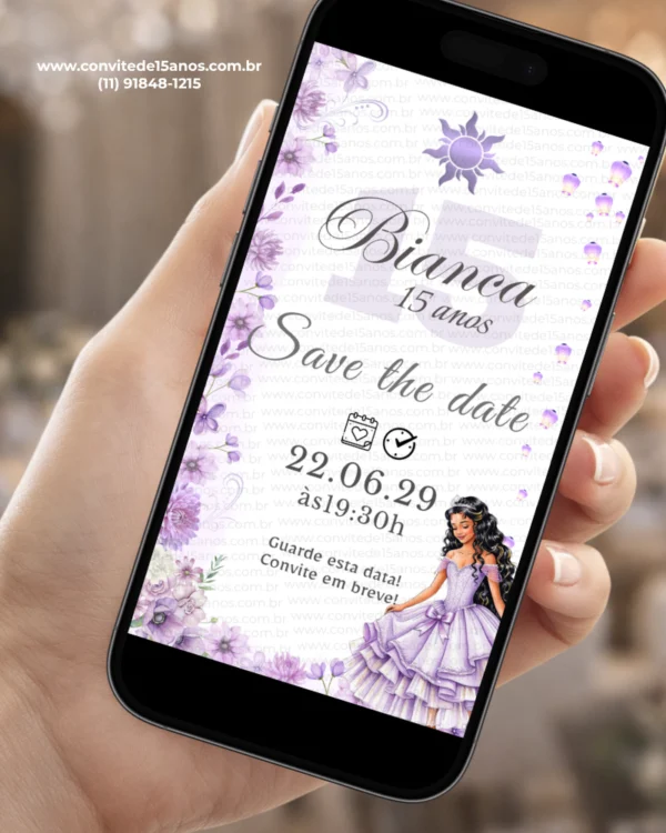 Save the Date Digital Enrolados para Debutante com flores roxas, lanternas flutuantes, símbolo do sol e princesa em vestido lilás.