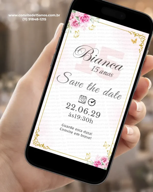 Save the Date digital na cor rosa para aniversário de 15 anos, com flores cor-de-rosa, detalhes dourados e moldura delicada.
