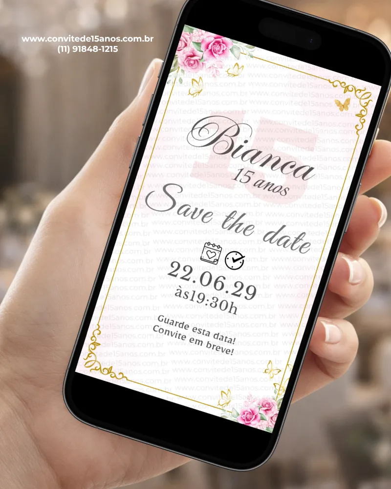 Save the Date digital na cor rosa para aniversário de 15 anos, com flores cor-de-rosa, detalhes dourados e moldura delicada.