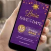 Save the Date Enrolados para Aniversário de 15 Anos com fundo roxo, lanternas flutuantes, símbolo do sol, flores e detalhes dourados.