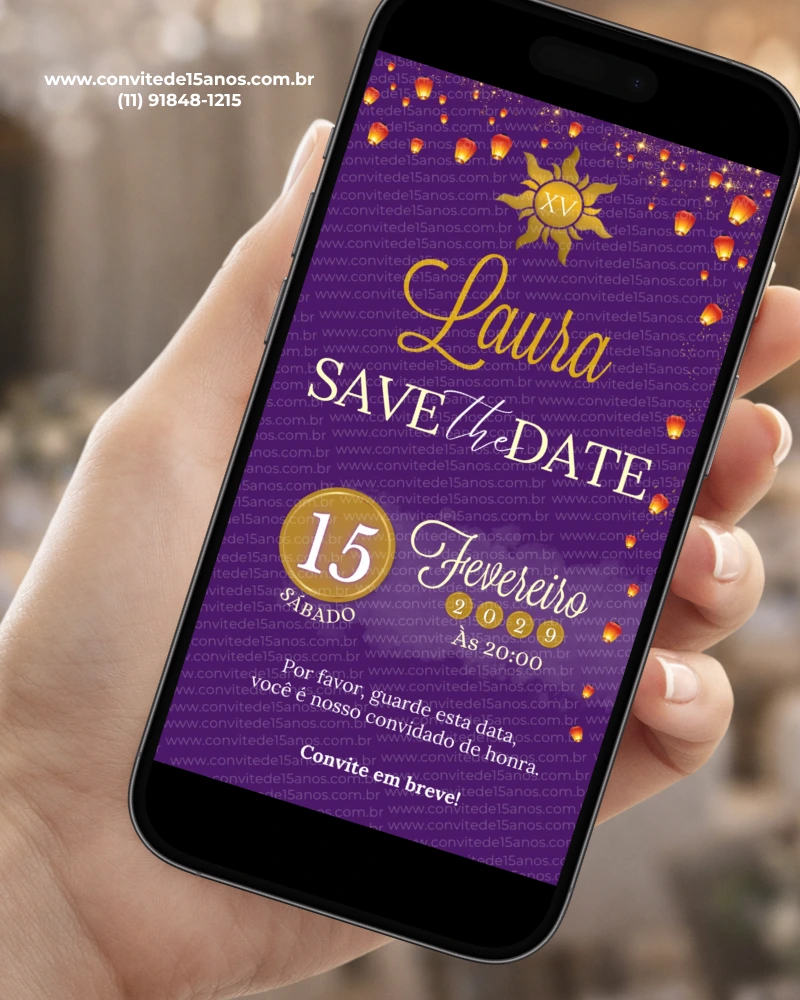 Save the Date Enrolados para Aniversário de 15 Anos com fundo roxo, lanternas flutuantes, símbolo do sol, flores e detalhes dourados.