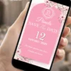 Save the Date na cor rosa para festa de 15 anos, com fundo rosa, flores delicadas em tons de rosa e detalhes florais elegantes.