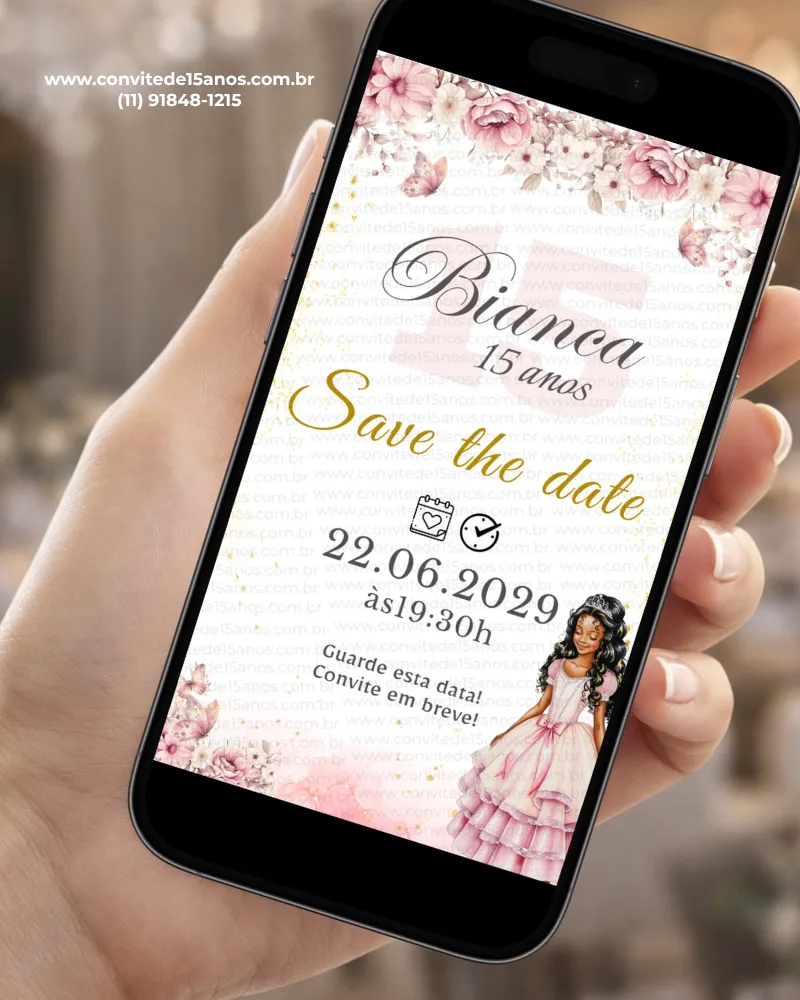Save the Date na cor rosa para debutante, com flores delicadas, detalhes florais e ilustração de uma debutante em vestido rosa.
