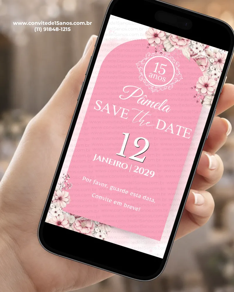 Save the Date na cor rosa para festa de 15 anos, com fundo rosa, flores delicadas em tons de rosa e detalhes florais elegantes.