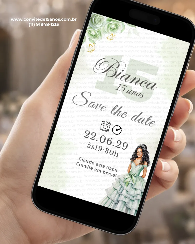 Save the Date na Cor Verde para 15 anos, com flores verdes, borboletas douradas, debutante usando vestido verde e composição delicada em tons de branco, verde e dourado.