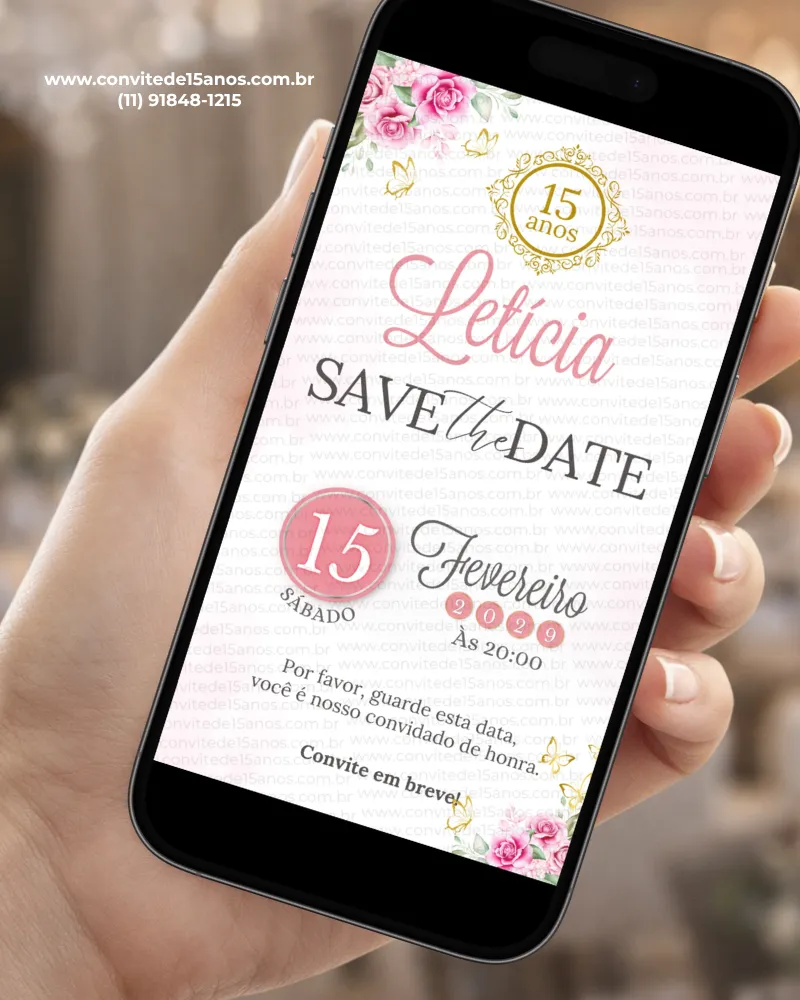 Save the Date nas cores rosa e dourado para festa de 15 anos, com flores delicadas, detalhes dourados e design elegante.