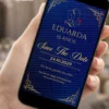 Save the Date para 15 Anos A Bela e a Fera com fundo azul, detalhes dourados, rosa vermelha e ornamentos elegantes.