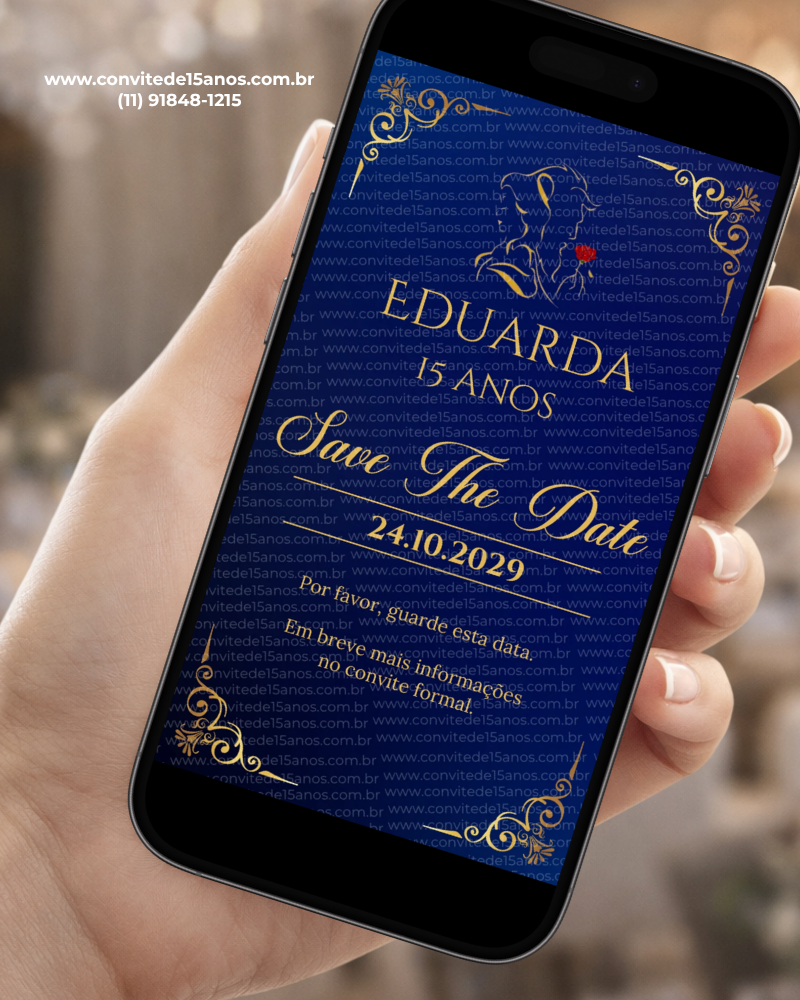 Save the Date para 15 Anos A Bela e a Fera com fundo azul, detalhes dourados, rosa vermelha e ornamentos elegantes.
