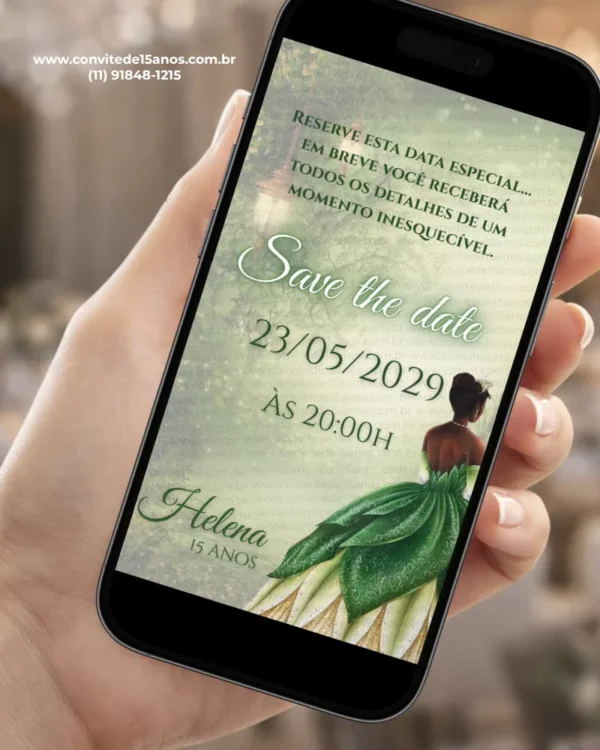 Save the Date para 15 Anos A Princesa e o Sapo com princesa em vestido verde, fundo inspirado em natureza e detalhes em tons de verde.