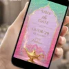 Save the Date para 15 Anos Aladdin com lâmpada mágica dourada, fundo em tons de azul e rosa, arabescos e detalhes inspirados no Oriente.